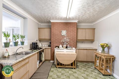 4 bedroom detached bungalow for sale, Green Lane, Scawthorpe, Doncaster