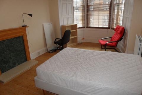 3 bedroom flat to rent, Dalkeith Road, Newington, Edinburgh, EH16