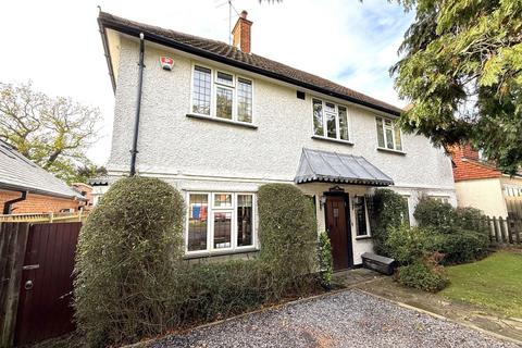 Oakhill Avenue, Pinner Village