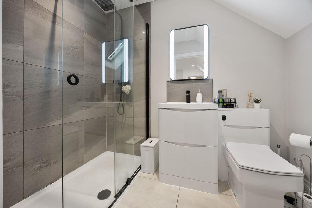 En-suite (bedroom 3)