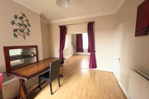 3 bedroom terraced house to rent, Regent Street, Kettering, NN18