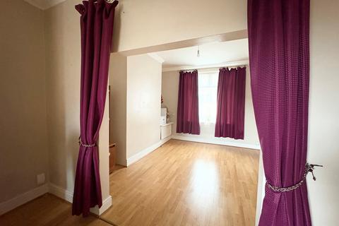3 bedroom terraced house to rent, Regent Street, Kettering, NN18