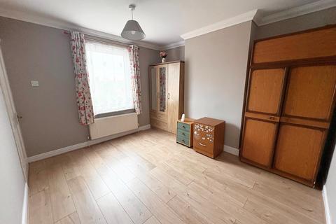3 bedroom terraced house to rent, Regent Street, Kettering, NN18