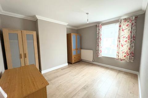 3 bedroom terraced house to rent, Regent Street, Kettering, NN18