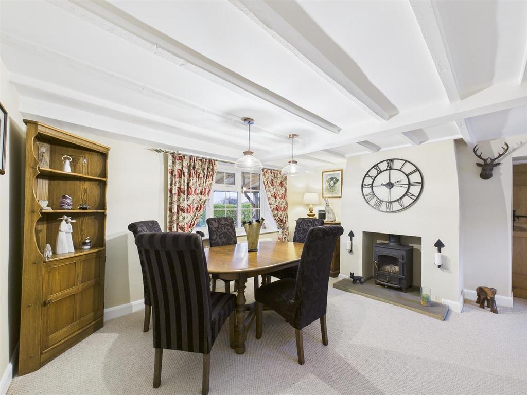 Dining room: