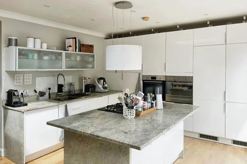 5 bedroom detached house to rent, Barry Road London SE22