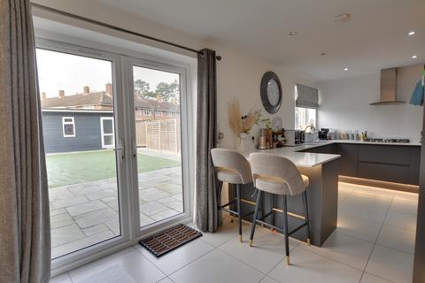 3 bedroom house for sale, Warren Drive, Ifield, RH11