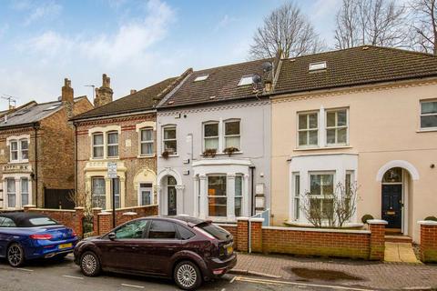 2 bedroom flat to rent, Byrne Road, London SW12
