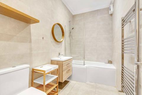 2 bedroom flat to rent, Byrne Road, London SW12
