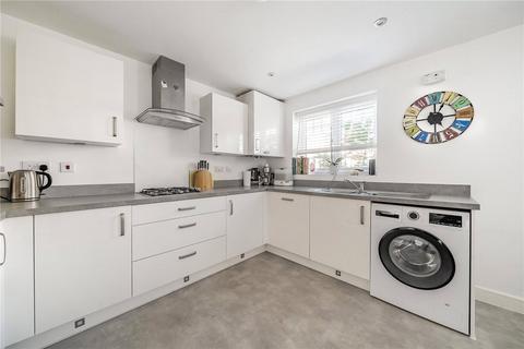 3 bedroom detached house to rent, Keepsake Close, Farnham, Surrey, GU9