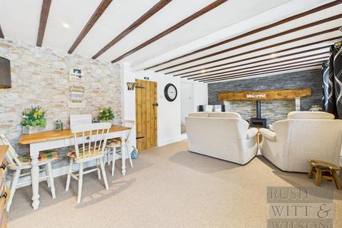 2 bedroom detached house to rent, Hastings Road, Battle