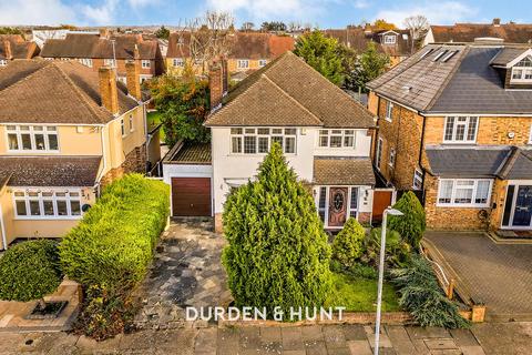 3 bedroom detached house for sale, Nelwyn Avenue, Hornchurch, RM11