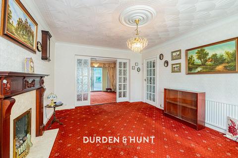 3 bedroom detached house for sale, Nelwyn Avenue, Hornchurch, RM11