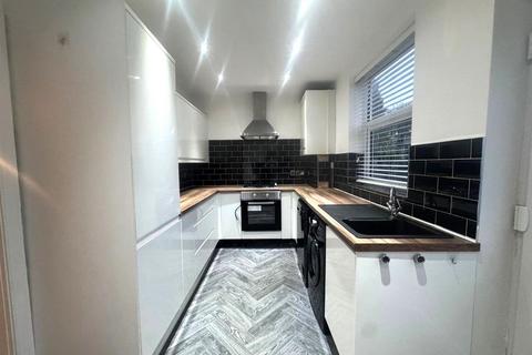 2 bedroom end of terrace house to rent, Massey Avenue, Failsworth