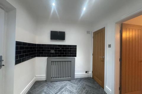 2 bedroom end of terrace house to rent, Massey Avenue, Failsworth
