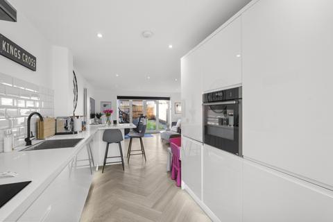 4 bedroom terraced house for sale, Roding Drive, Dunmow CM6