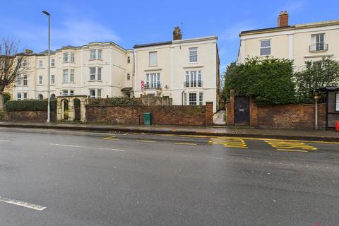 1 bedroom in a house share to rent, 31 Kingsholm Road, Gloucester GL1