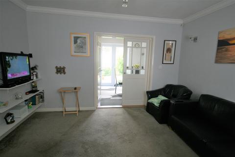 3 bedroom terraced house to rent, Cricklade Avenue, Romford, RM3