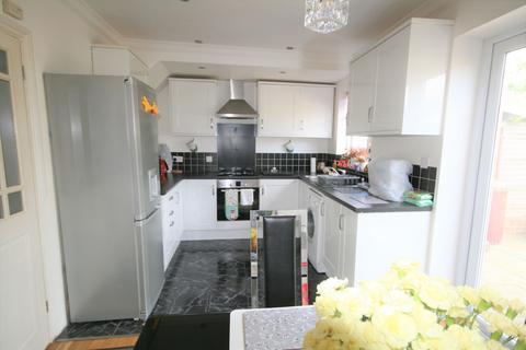 3 bedroom terraced house to rent, Cricklade Avenue, Romford, RM3