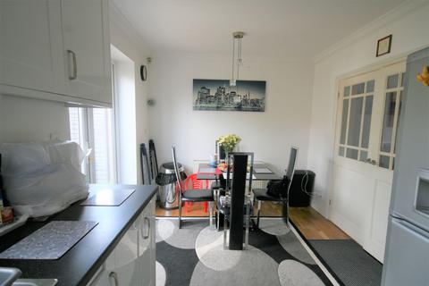 3 bedroom terraced house to rent, Cricklade Avenue, Romford, RM3