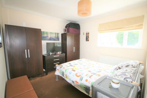 3 bedroom terraced house to rent, Cricklade Avenue, Romford, RM3