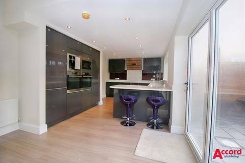4 bedroom property to rent, Quennell Way, Hutton, CM13