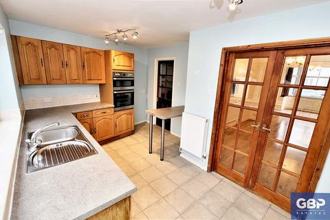 3 bedroom semi-detached house to rent, Carlton Road, Romford, RM2