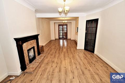 3 bedroom semi-detached house to rent, Carlton Road, Romford, RM2