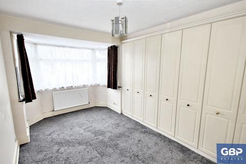 3 bedroom semi-detached house to rent, Carlton Road, Romford, RM2