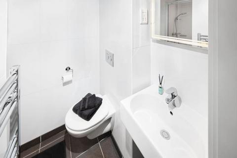 Studio to rent, Education Square