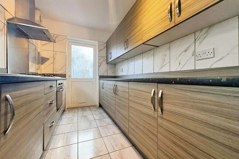 3 bedroom semi-detached house to rent, Wellington Avenue, Hounslow, TW3