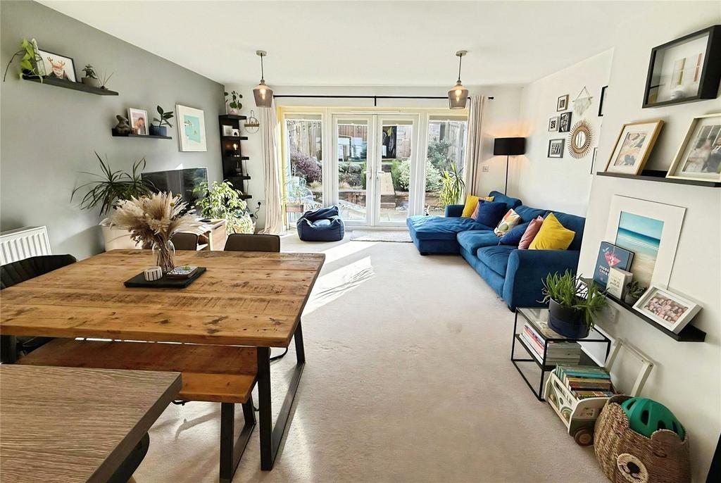 Lounge/Dining Area