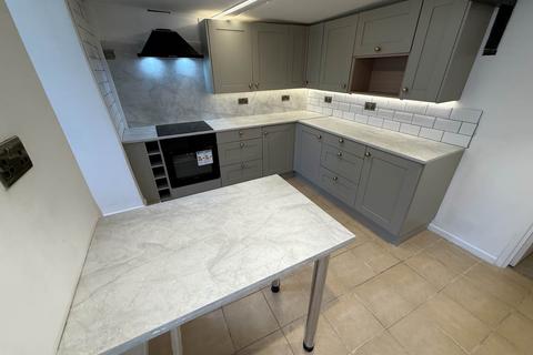 2 bedroom flat to rent, Market Place , Warminster , Wiltshire
