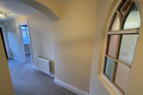 2 bedroom flat to rent, Market Place , Warminster , Wiltshire