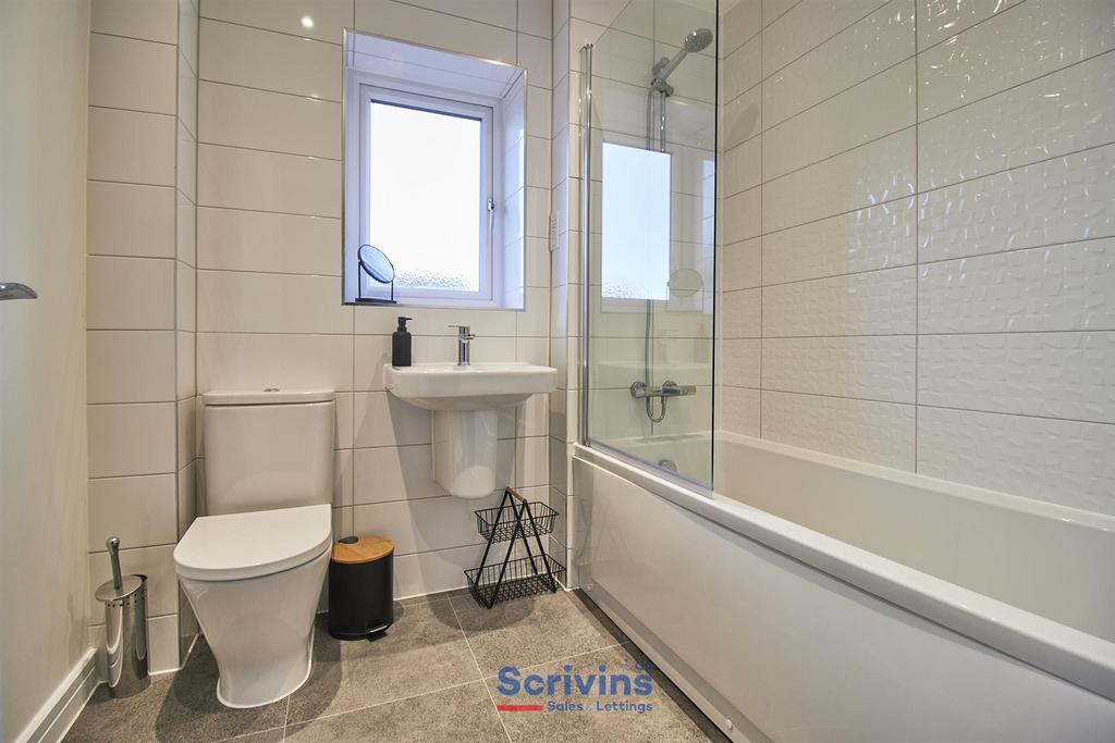 Family Bathroom to Rear
