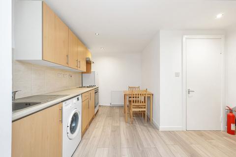 Studio to rent, Balls Pond Road, London, N1