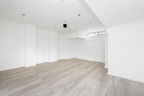 Studio to rent, Balls Pond Road, London, N1