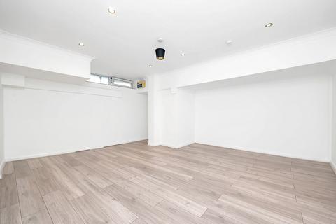Studio to rent, Balls Pond Road, London, N1