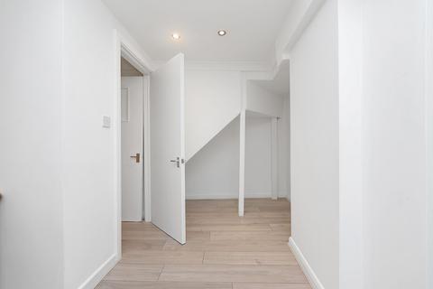 Studio to rent, Balls Pond Road, London, N1