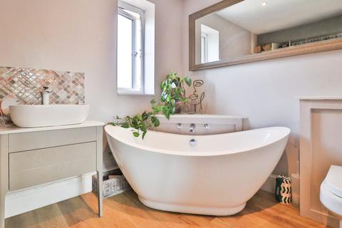 4 bedroom semi-detached house for sale, Dunkirk Drive, Norton, WR5 2SG