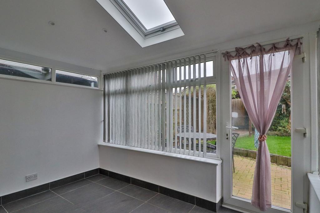 Insulated Sun lounge with skylight and vaulted cei