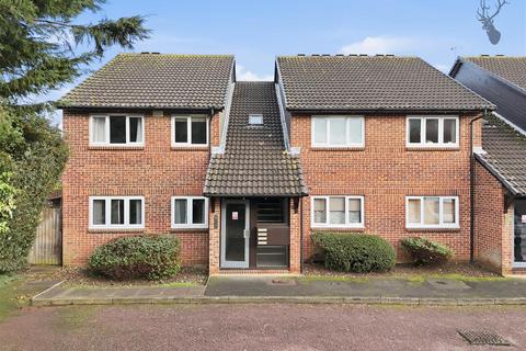 2 bedroom flat to rent, Hereward Green, Loughton IG10