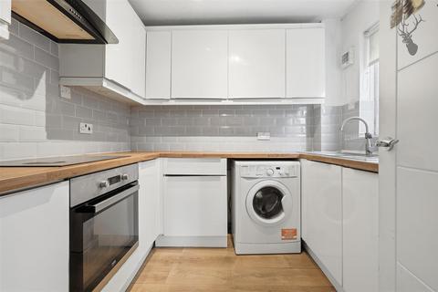 2 bedroom flat to rent, Hereward Green, Loughton IG10