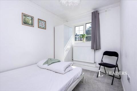 1 bedroom semi-detached house to rent, 32 Homestall, GU2