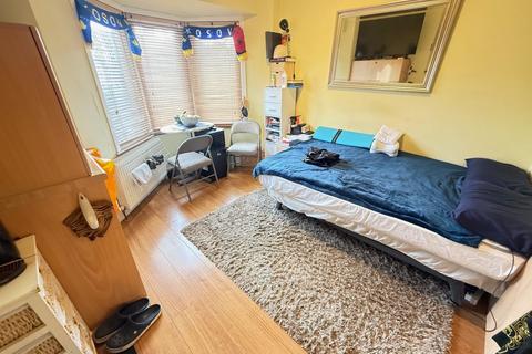 Studio to rent, The Mall, Southgate
