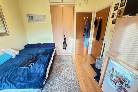 Studio to rent, The Mall, Southgate