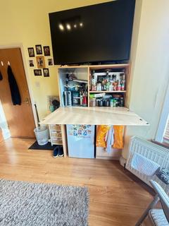 Studio to rent, The Mall, Southgate