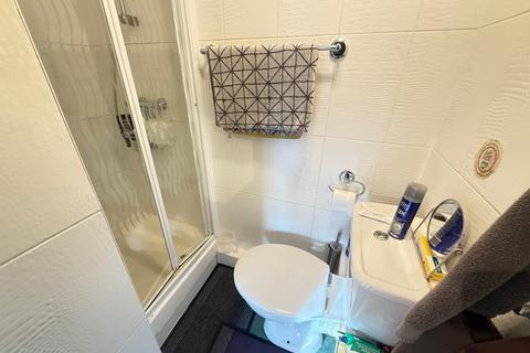 Studio to rent, The Mall, Southgate