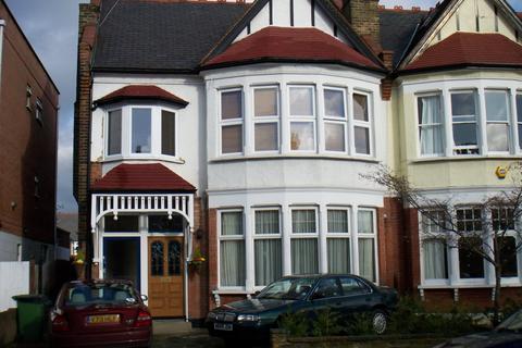 Studio to rent, The Mall, Southgate