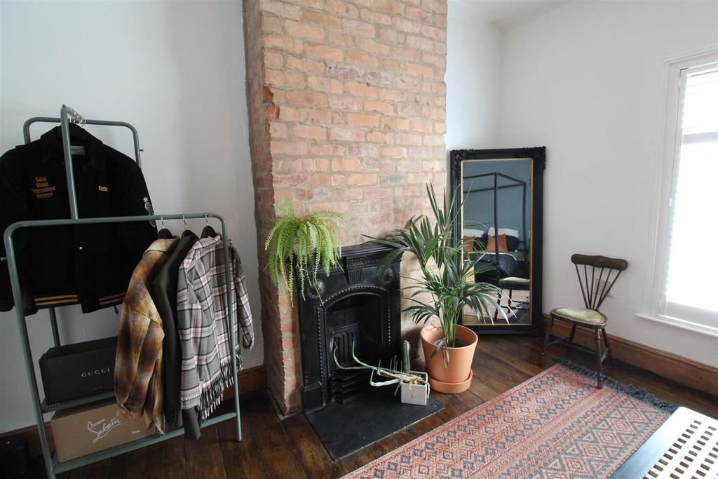 Main bedroom3.JPG